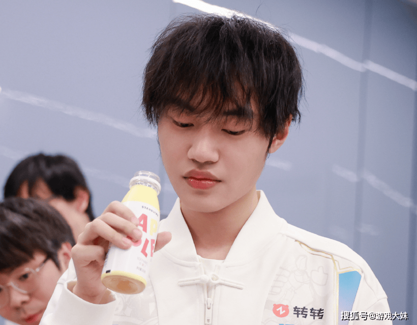 解说米勒说出LPL困境，中单选手出现严重断档，新生代实力都(dōu)很菜