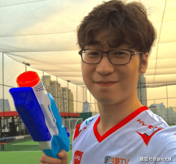 LPL终于涨工资了，王多多曝光如(rú)今解说工资，管泽元收入最高