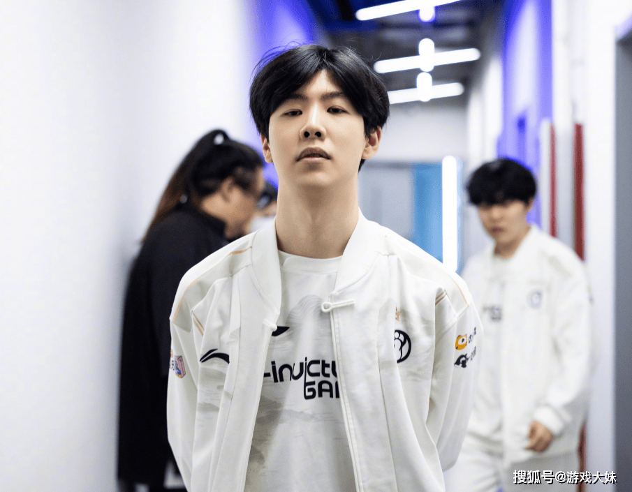 炫神因辱骂theshy，二路解说权限被收回，还被粉丝投诉到全(quán)国扫黑办