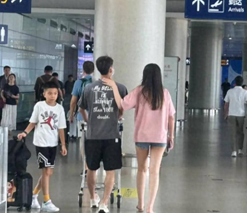 徐杰携女友亮(liàng)相上海浦东机场，开启解说生涯将解说中國(guó)男篮比赛