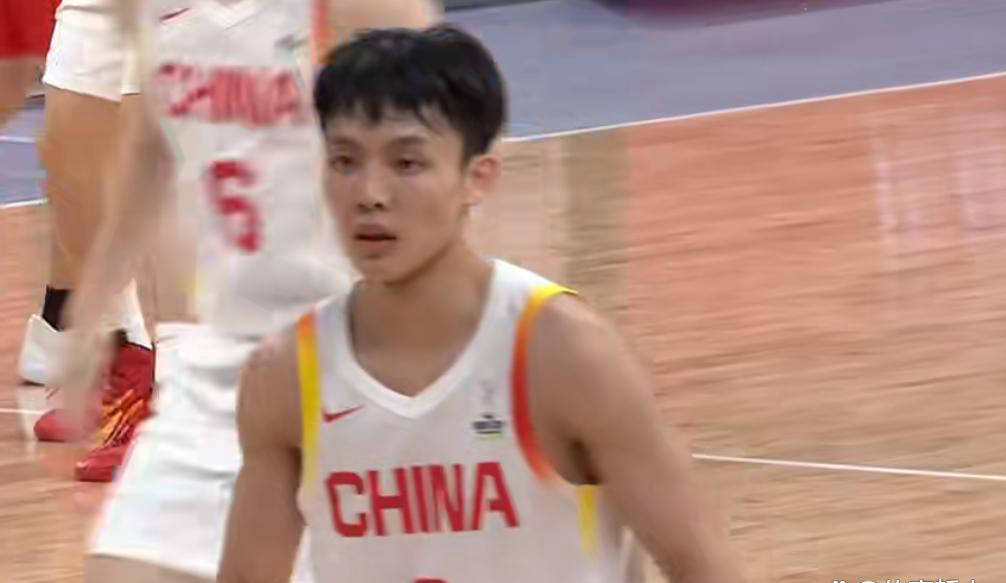 徐杰携女友亮相上海浦东机场,开启解说生涯将解说中国男篮比赛