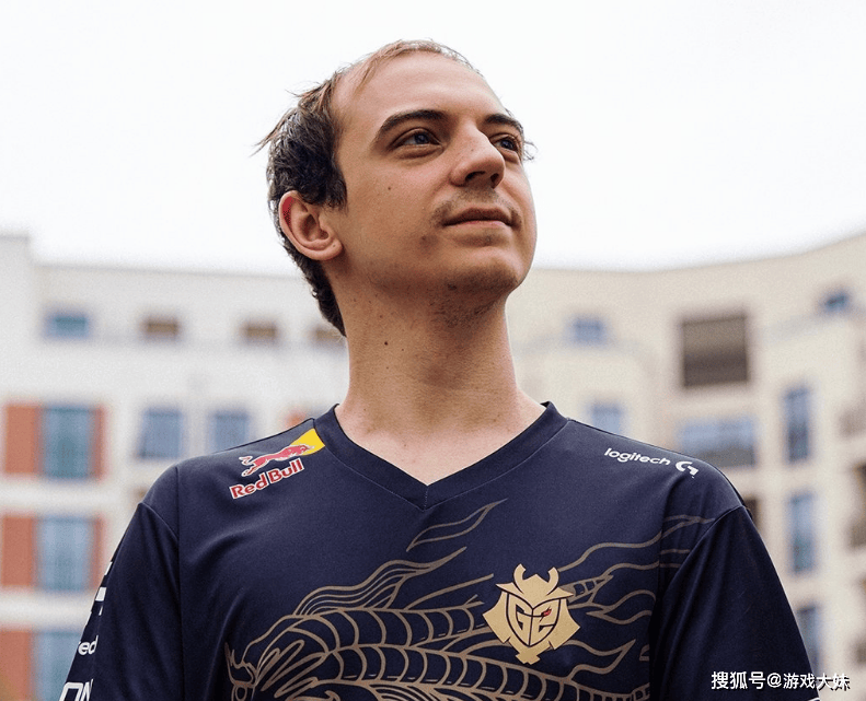 G2战队来得太早了，拳头还没准备训练地，被拍到在天津(jīn)网吧里训练