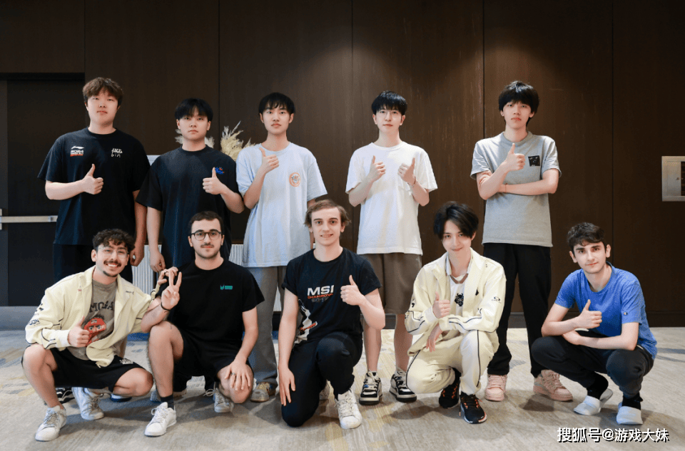 G2战队来得太早了,拳头还没准备训练地,被拍到在天津网吧里训练