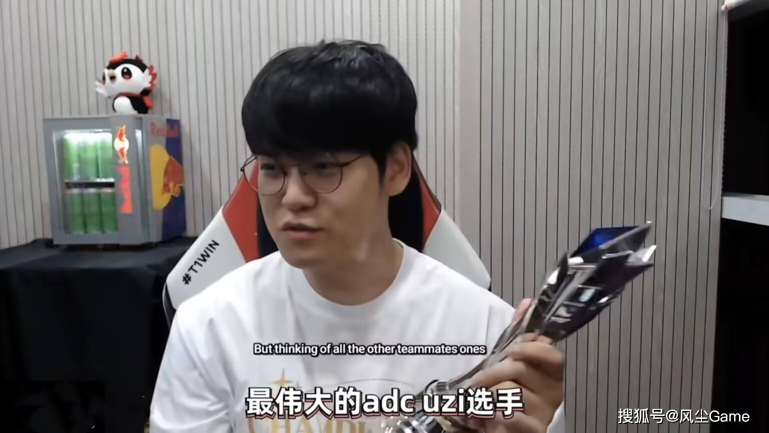 T1夺冠Uzi独坐台下仰望！Tabe教练喊话複(fù)出：明年继续战斗吧