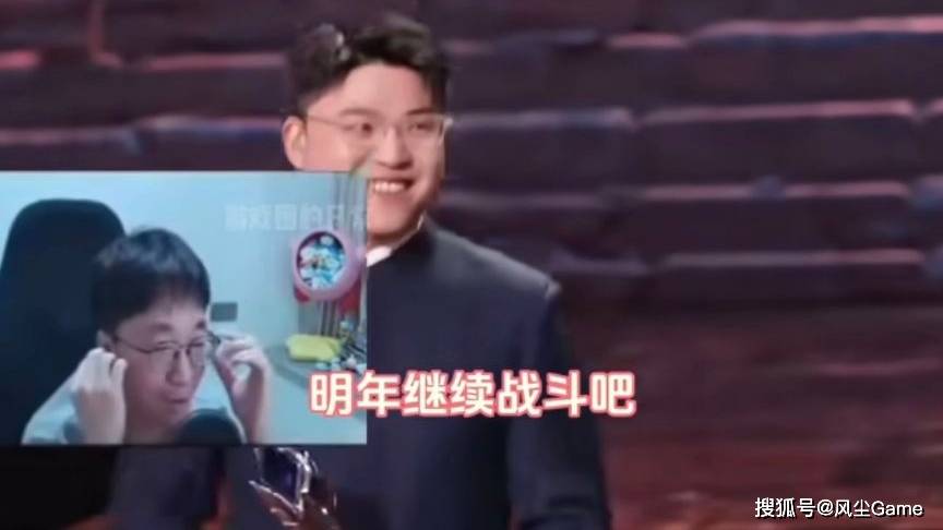 T1夺冠Uzi独坐台下仰望!Tabe教练喊话复出:明年继续战斗吧