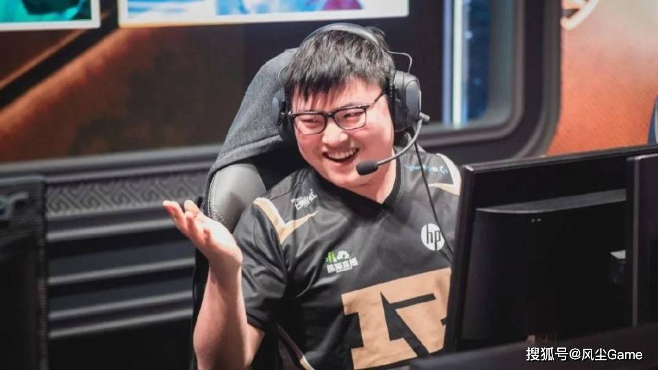 T1夺冠Uzi独坐台下仰望!Tabe教练喊话复出:明年继续战斗吧