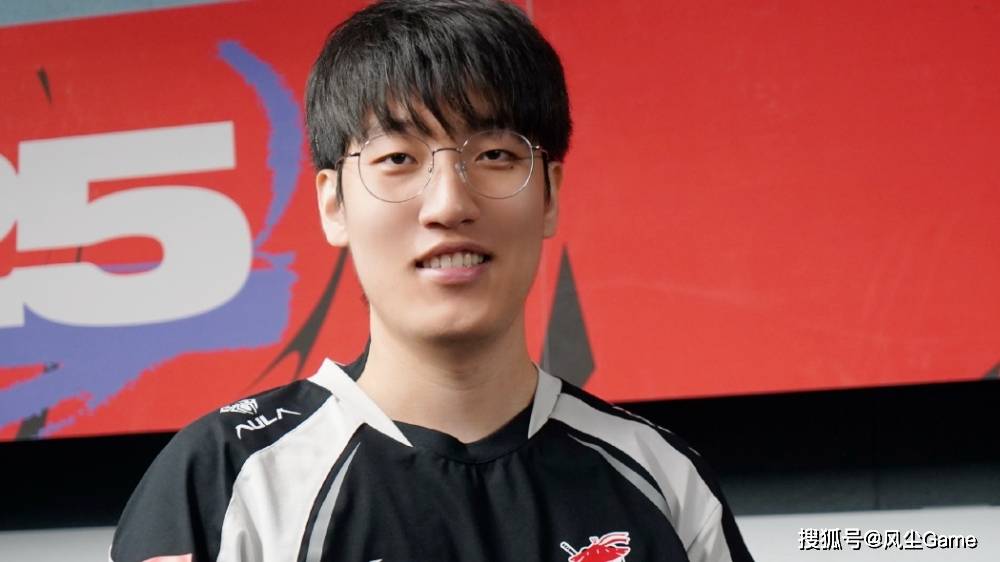 T1夺冠Uzi独坐台下仰望!Tabe教练喊话复出:明年继续战斗吧