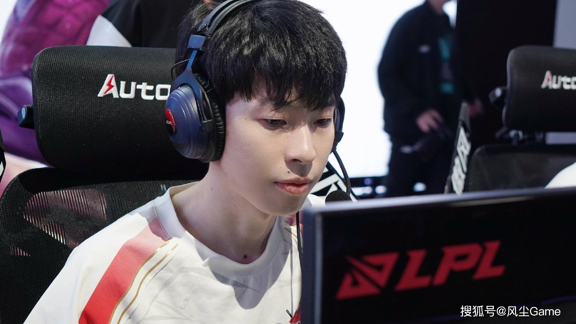T1夺冠Uzi独坐台下仰望!Tabe教练喊话复出:明年继续战斗吧