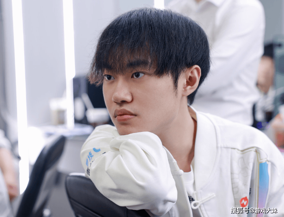 LOL官方点名knight，将他所有荣誉罗列出来，离大满贯还差一个S冠