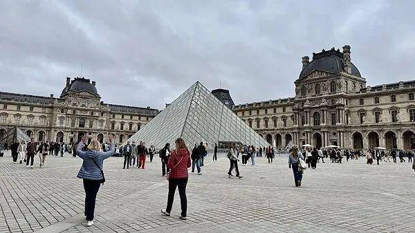 突发！巴黎卢浮宫发生持械抢劫事件，暂停对外开放