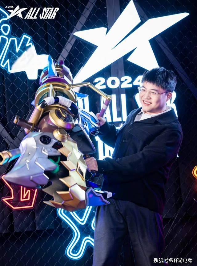 JackeyLove也因伤病暂时休息！Rita被质疑不配拿最佳解说