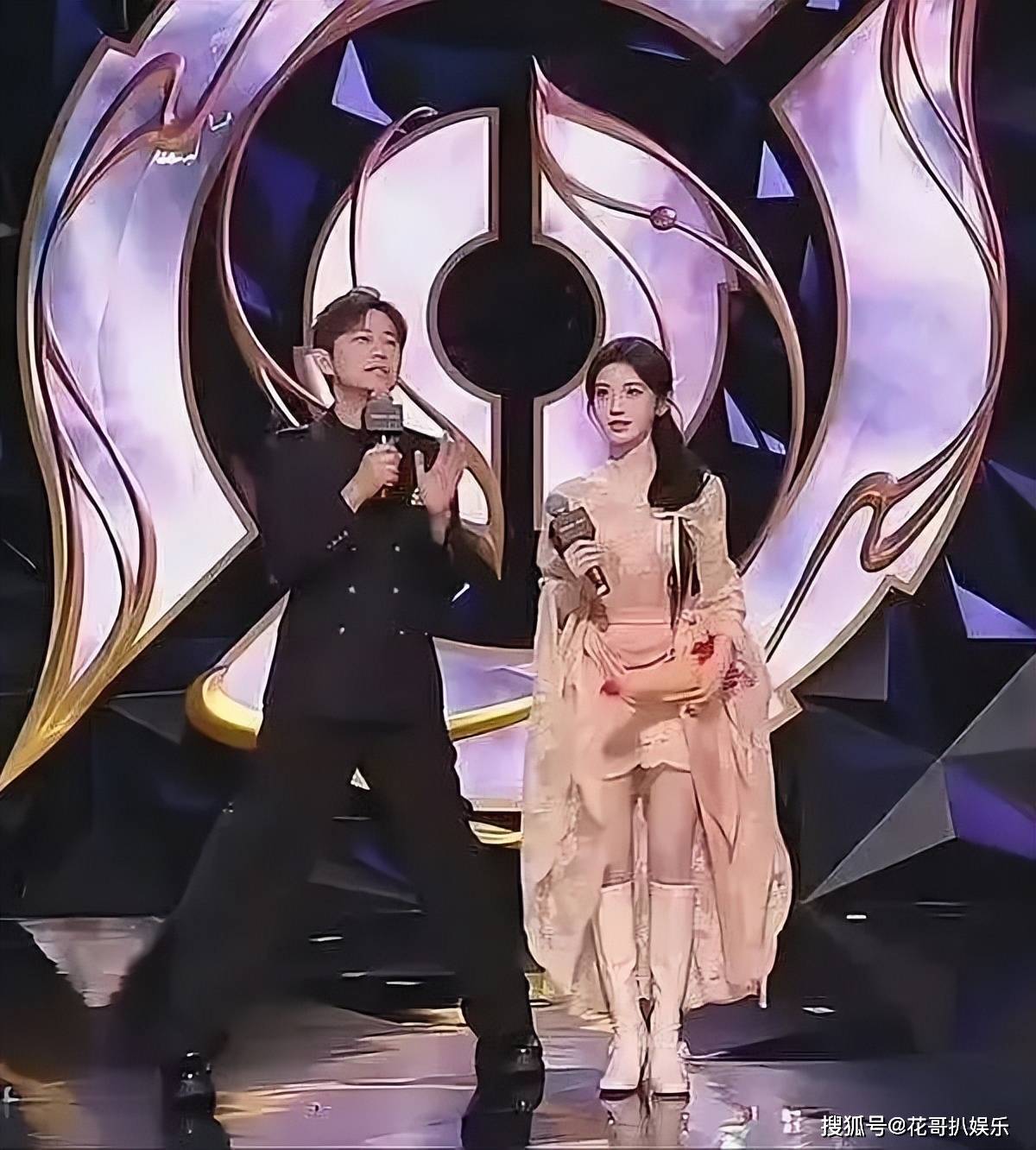 何炅再次身处抓马名场面，内娱史官非他莫属，盘点内娱经典名场面