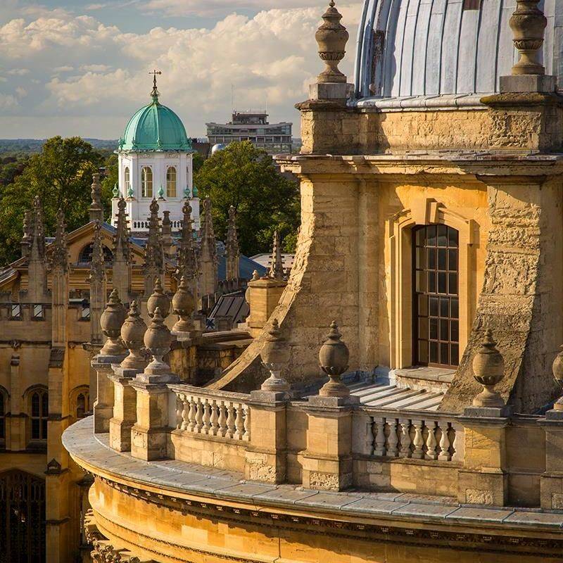 牛津开学名场面！家长豪车排长队