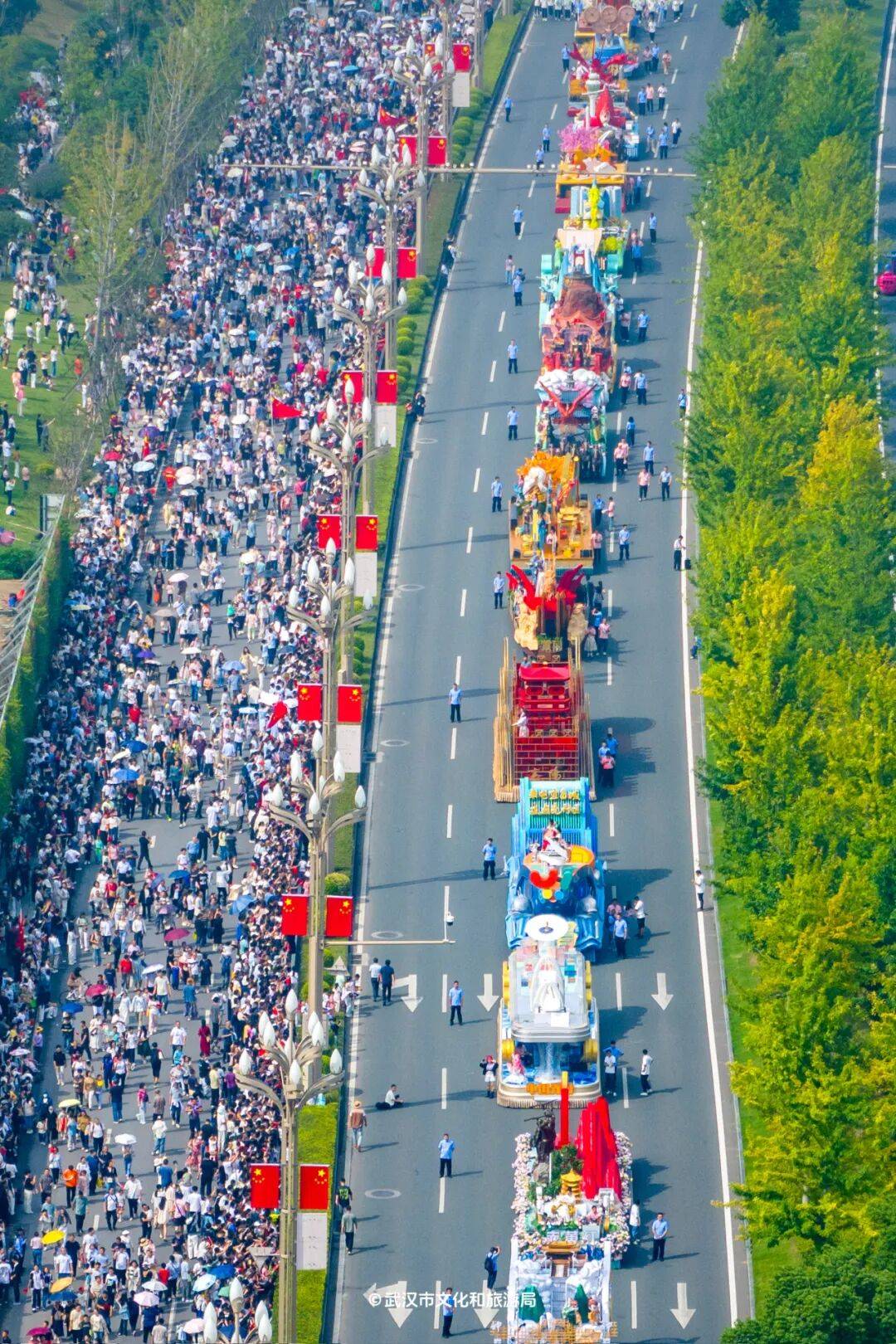 破纪录！武汉国庆名场面，火上央视