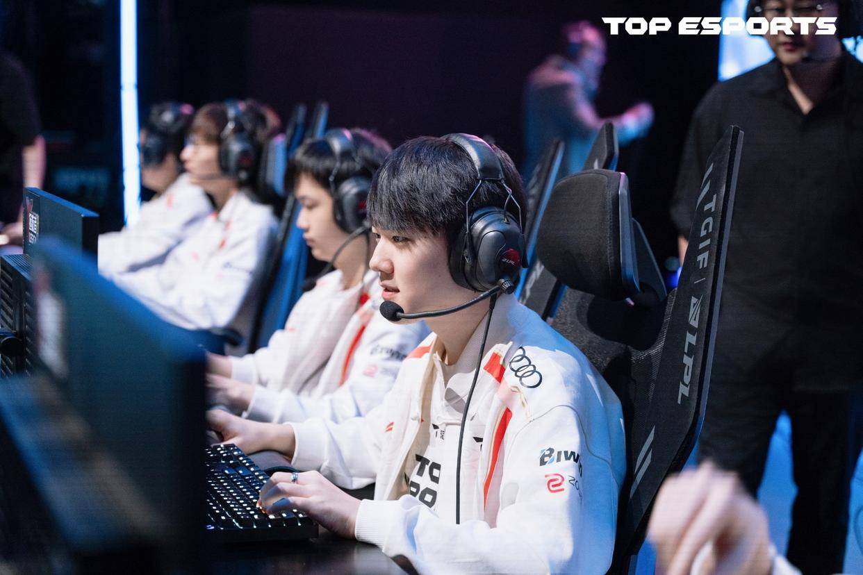 英雄联盟S15全球总决赛KT2-0横扫TES，率先挺进八强！