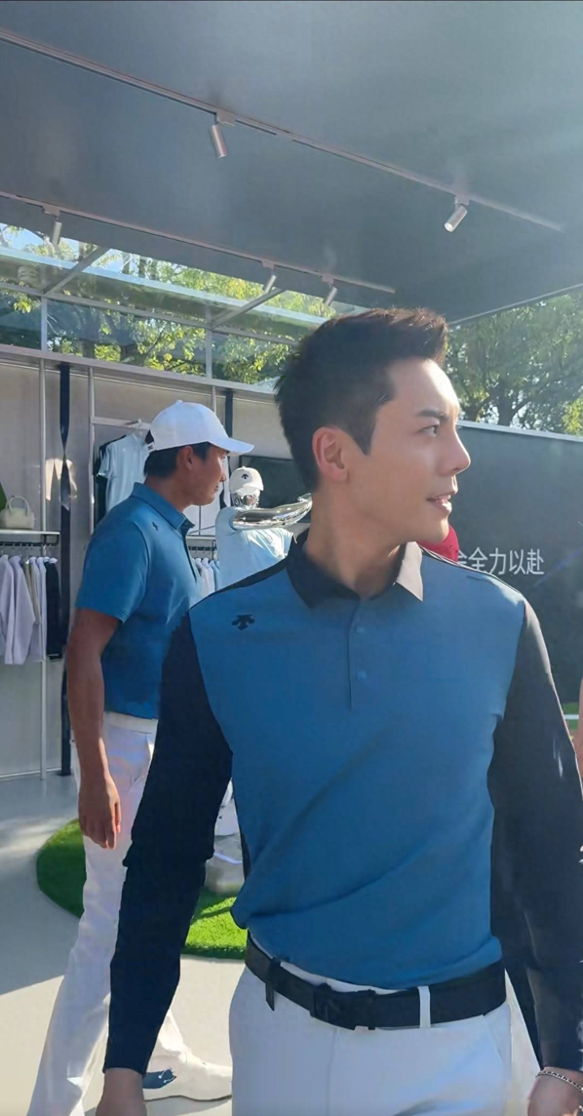 陈伟霆被贴脸接电话名场面