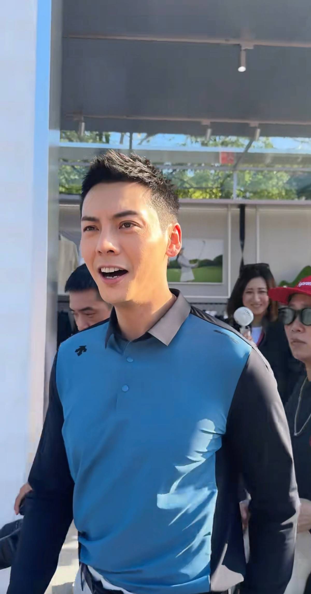 陈伟霆被贴脸接电话名场面