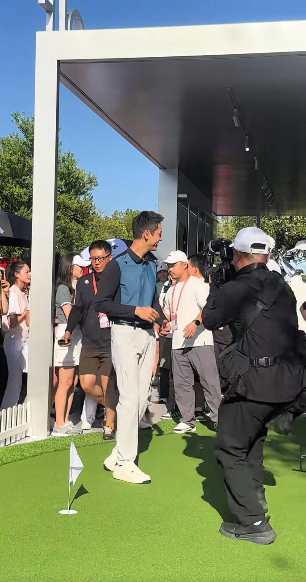 陈伟霆被贴脸接电话名场面