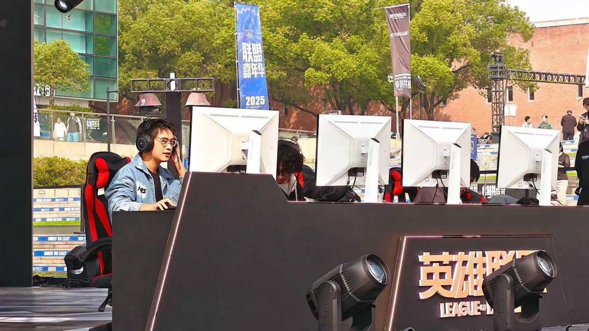 雷鸟显示器闪耀英雄联盟全球总决赛校园Lanparty，电竞激情席卷上海