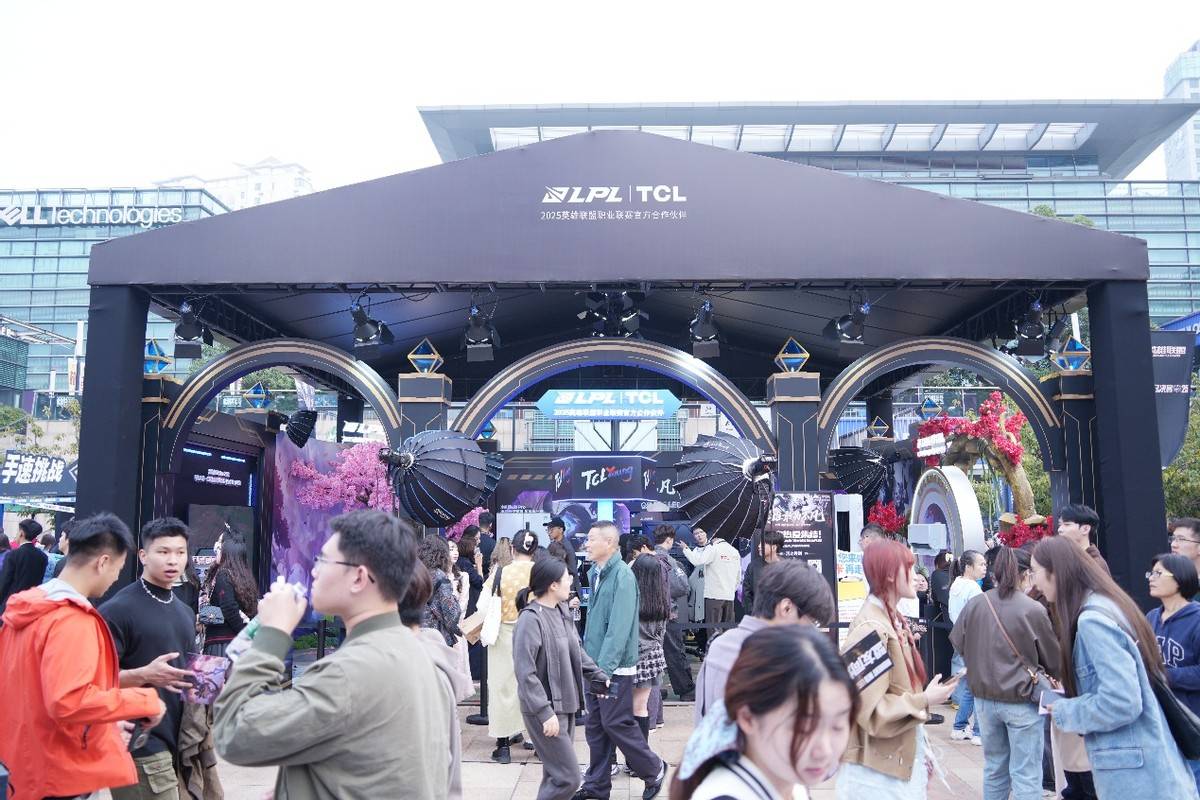 雷鸟显示器闪耀英雄联盟全球总决赛校园Lanparty，电竞激情席卷上海