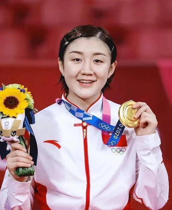 退役选手转型娱乐圈，陈梦米兰时装周艳压明星！国乒老将的无奈抉择