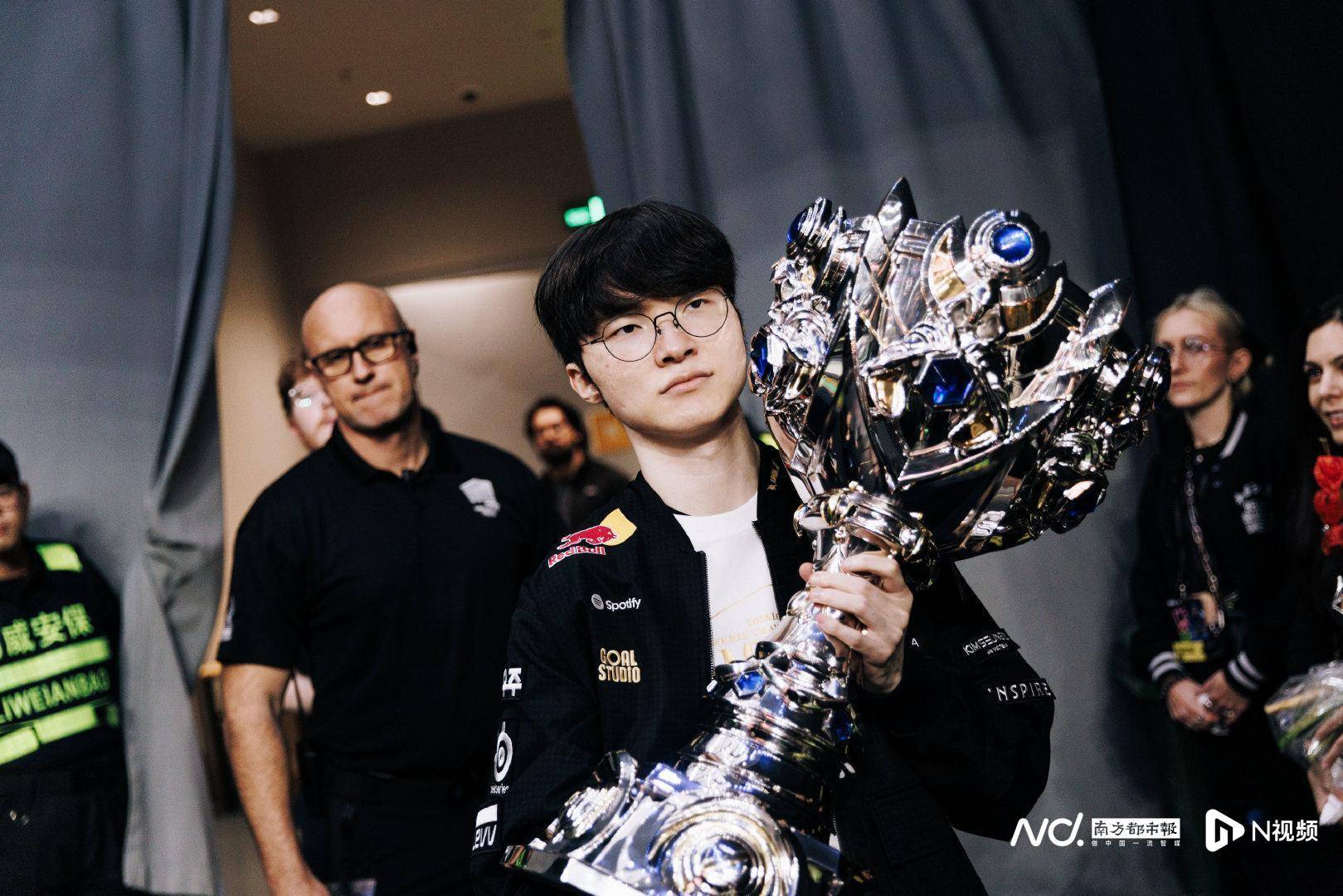 《英雄联盟》S15总决赛：T1三连冠，Faker成六冠王