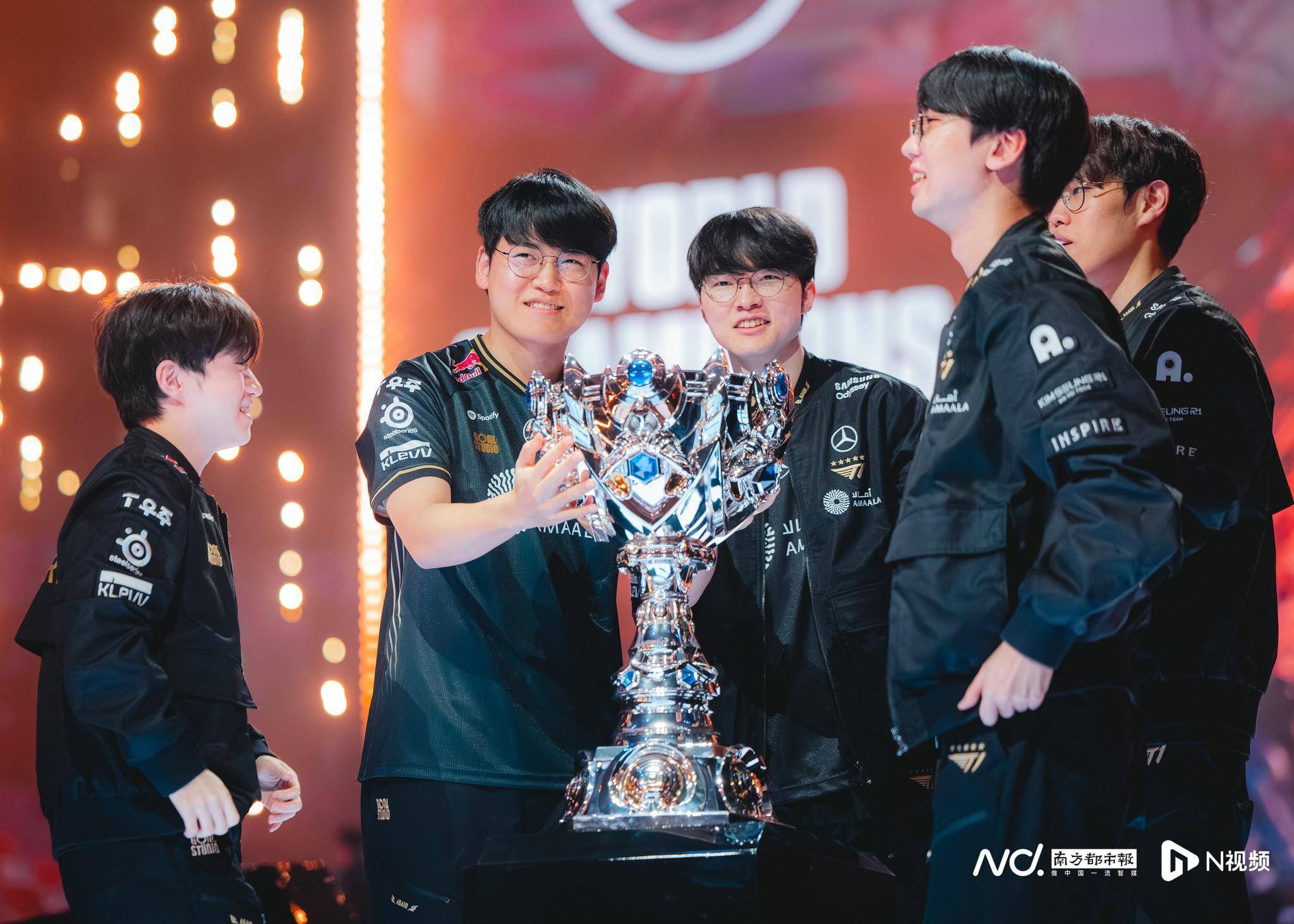 《英雄联盟》S15总决赛：T1三连冠，Faker成六冠王