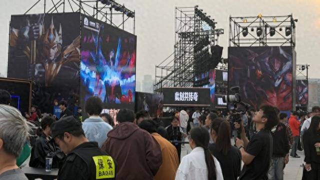 氛围感拉满，英雄联盟总决赛嘉年华唤起玩家激情