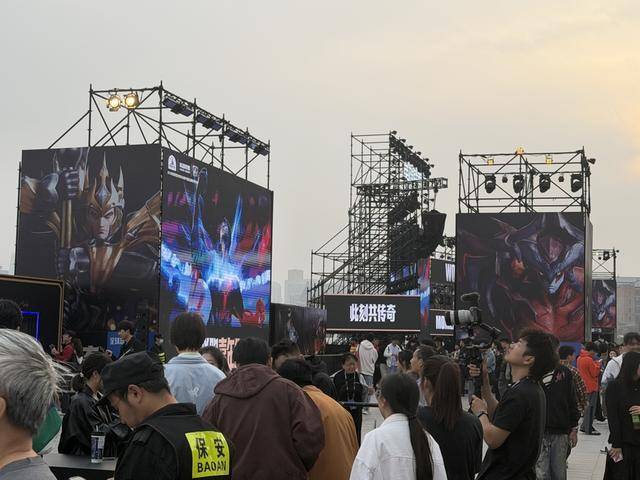 氛围感拉满，英雄联盟总决赛嘉年华唤起玩家激情