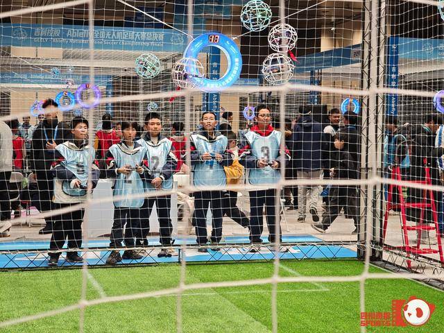 全球首届万人无人机足球总决赛成都开幕