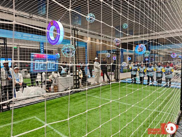 全球首届万人无人机足球总决赛成都开幕