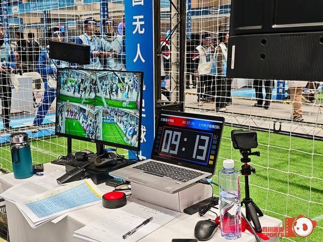 全球首届万人无人机足球总决赛成都开幕