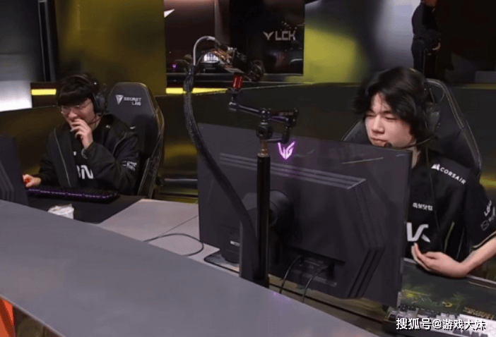 又一位LOL选手被处罚，比赛中暂停蹲坑，赛后被罚300万